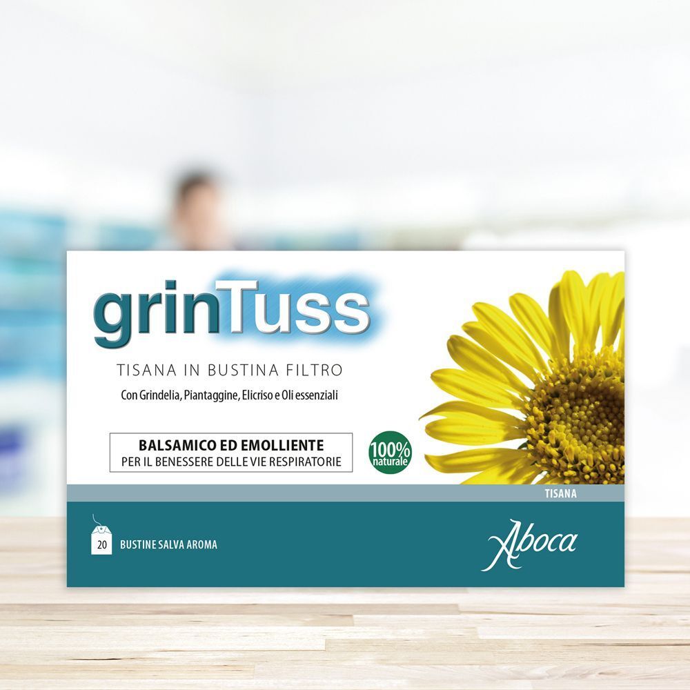Confezione con design verde e bianco. Scritta: grinTuss, Tisana in bustina filtro. Logo Aboca. Fiore giallo. 100% naturale.
