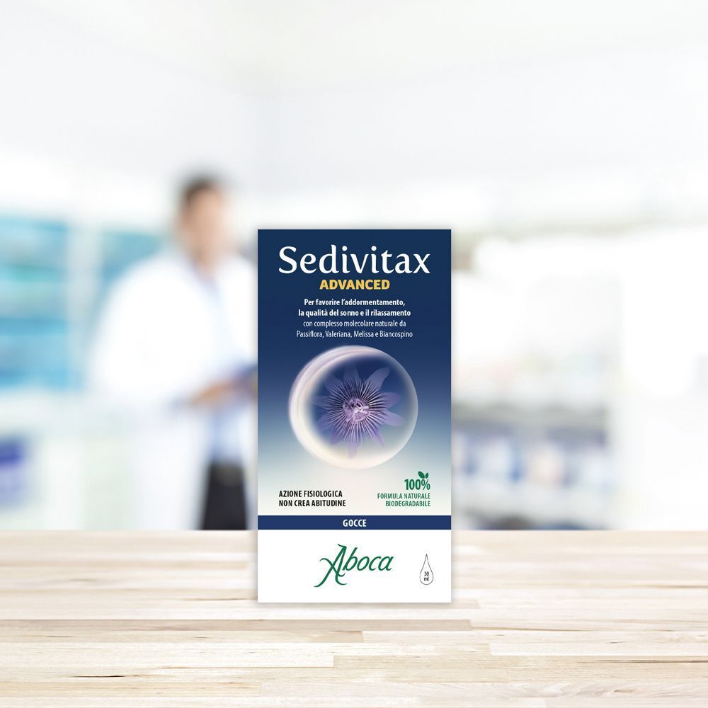 Confezione Sedivitax Advanced. Scatola blu e bianca con nome e logo del prodotto. Formula naturale al 100%. Logo Aboca.