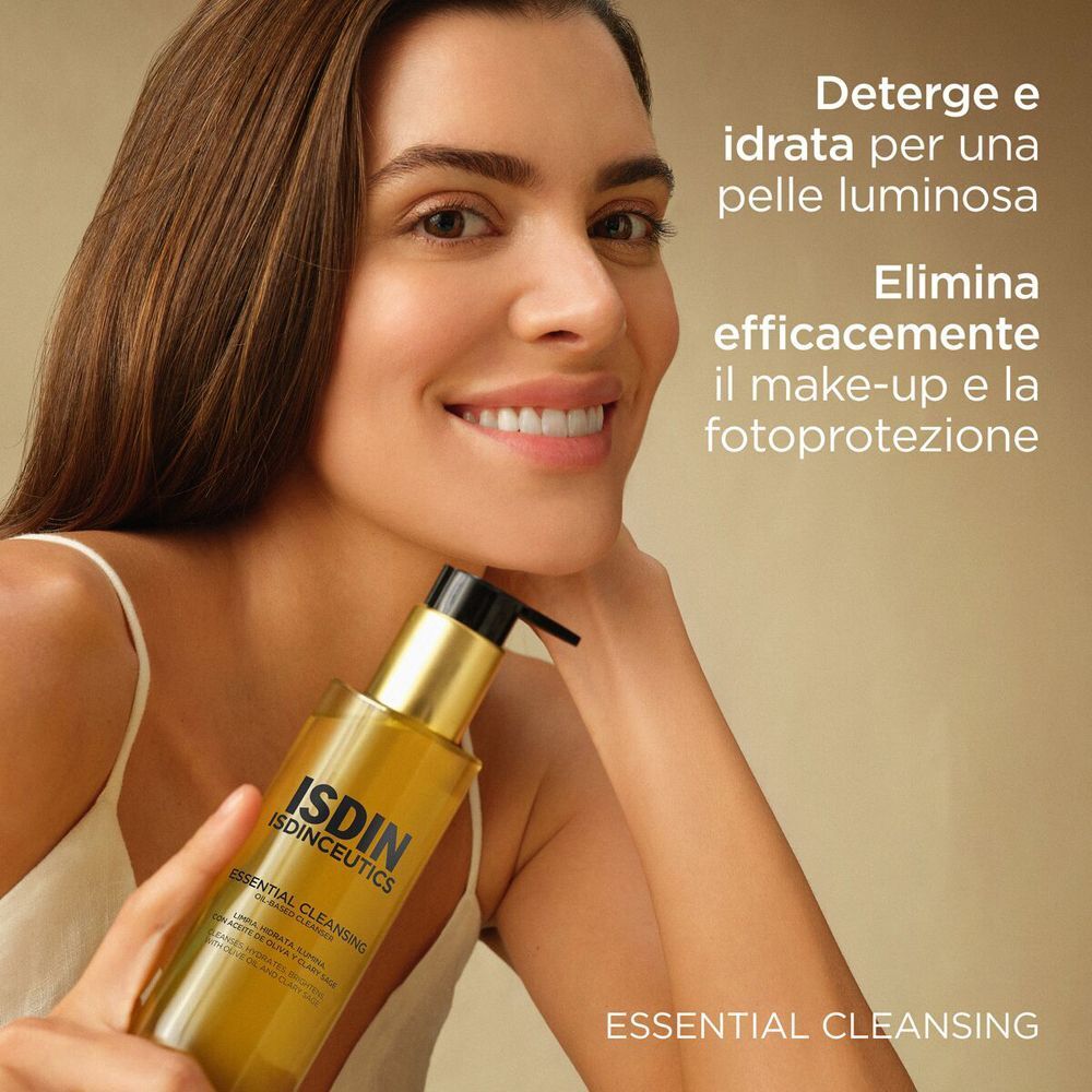 Donna tiene un flacone. Scritta: ISDIN ISDINCEUTICS ESSENTIAL CLEANSING. Testo: Deterge e idrata.