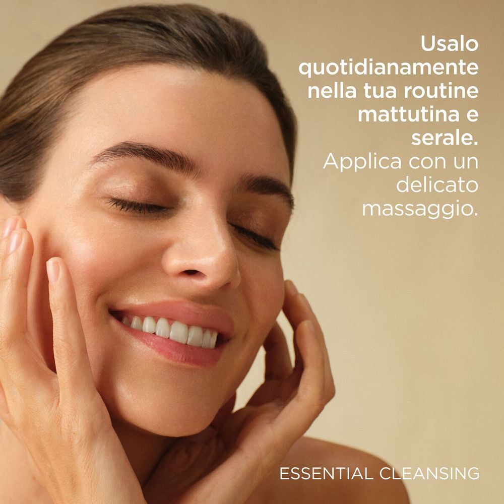 Donna si tocca il viso. Testo: Usare quotidianamente mattina e sera. Applicare con un massaggio delicato.