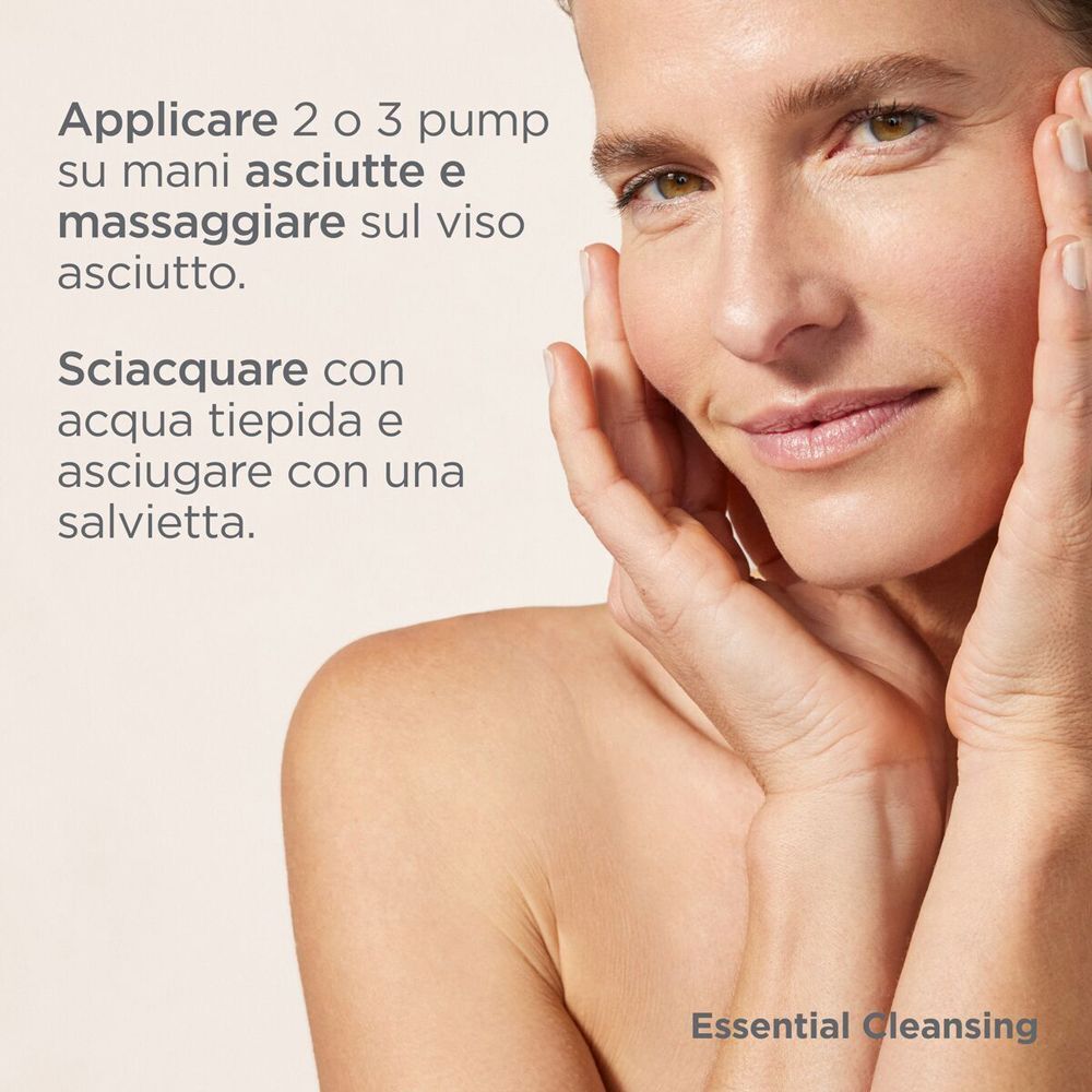 Donna si tocca il viso. Testo: Applicare 2-3 pump su mani asciutte e massaggiare. Sciacquare con acqua.