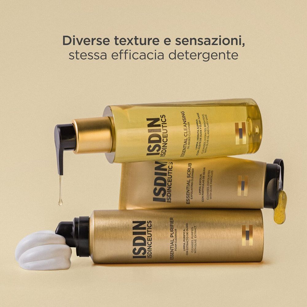 Tre prodotti. Scritta: ISDIN ISDINCEUTICS. Prodotti: Essential Cleansing, Essential Scrub, Essential Purifier.