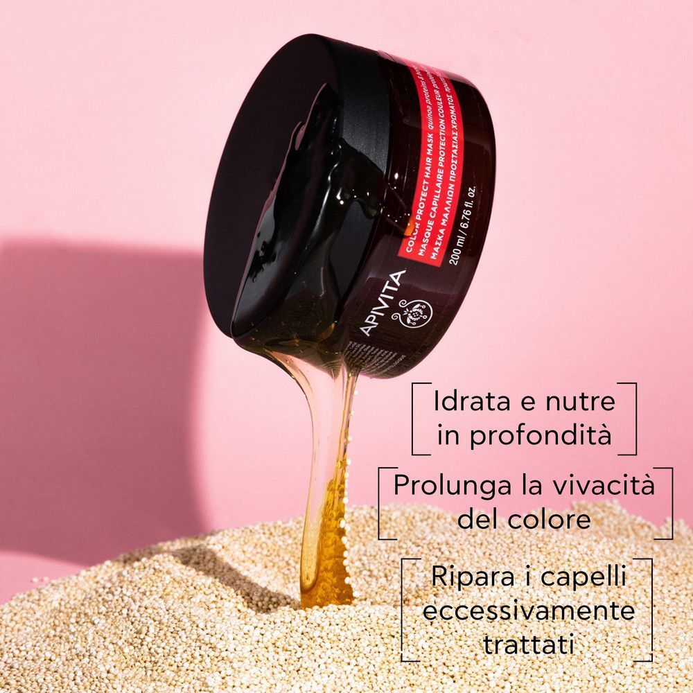 Maschera Capelli Protezione Colore APIVITA versata da un barattolo. Idrata, nutre e prolunga la vivacità del colore.