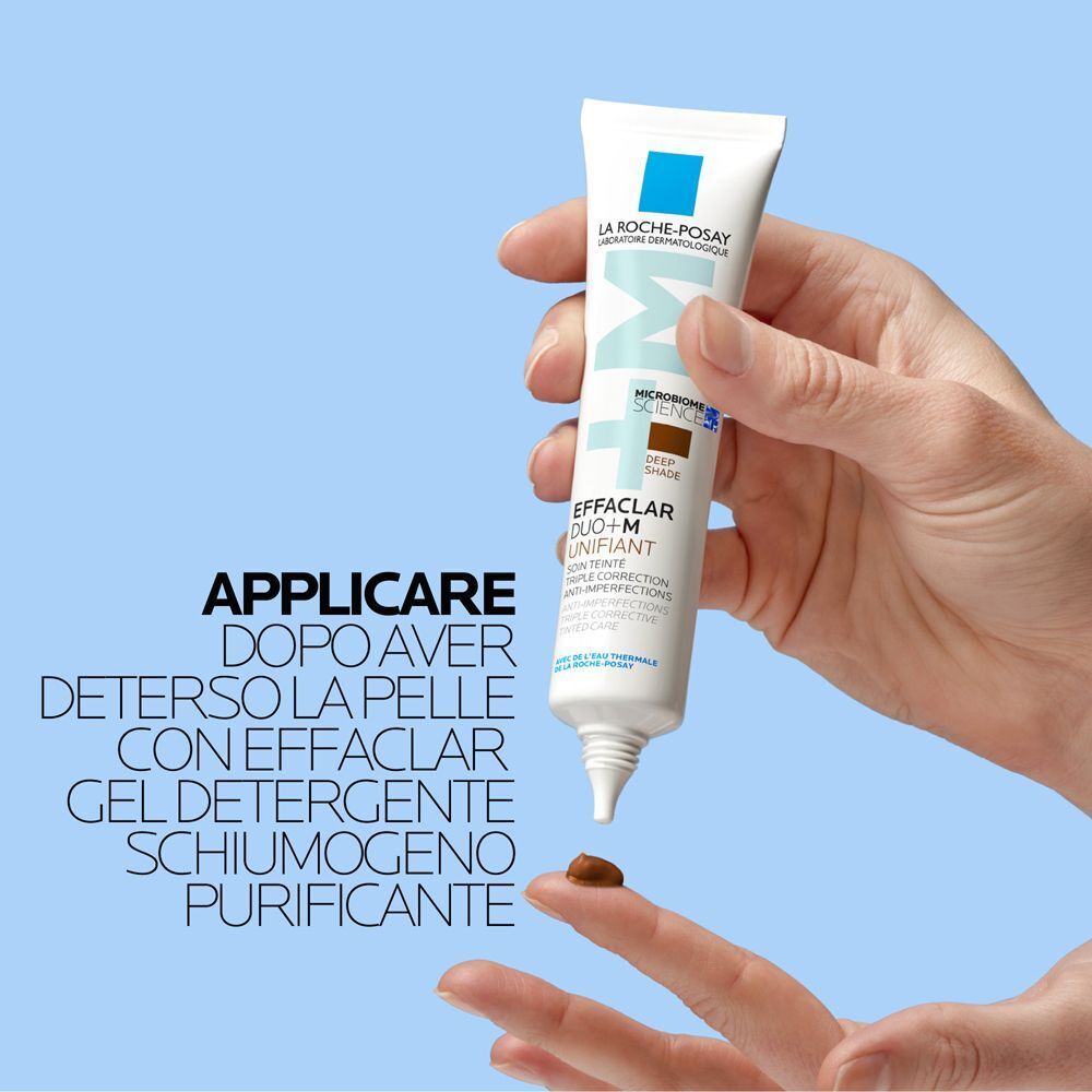 Tubo La Roche-Posay Effaclar Duo+M Unifiant su dito.