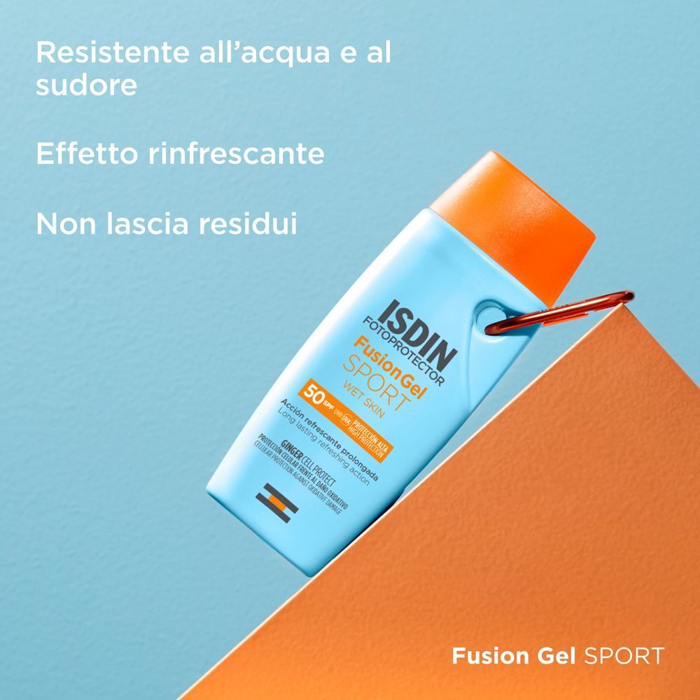 Flacone ISDIN Fotoprotettore Corpo Fusion Gel Sport SPF 50 su sfondo arancione.