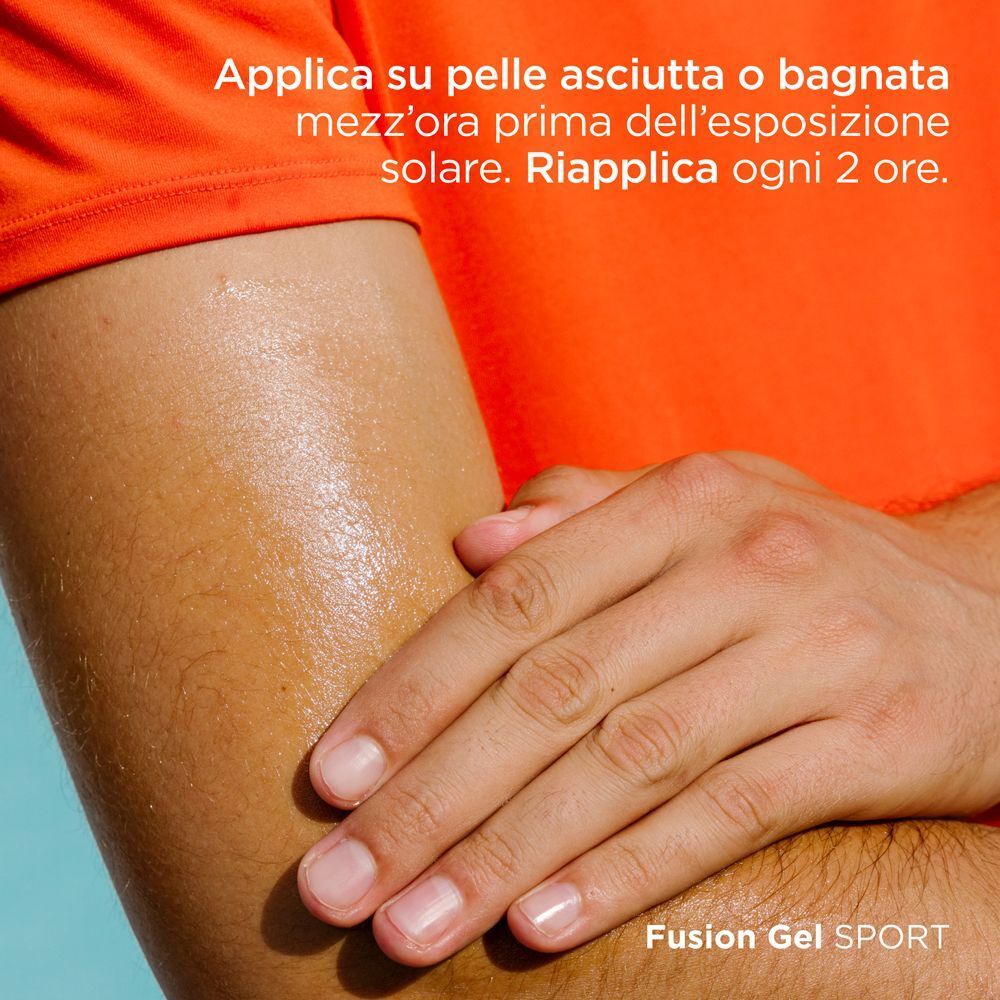 Uomo che si strofina ISDIN Fotoprotettore Corpo Fusion Gel Sport SPF 50 sul braccio bagnato di sudore.