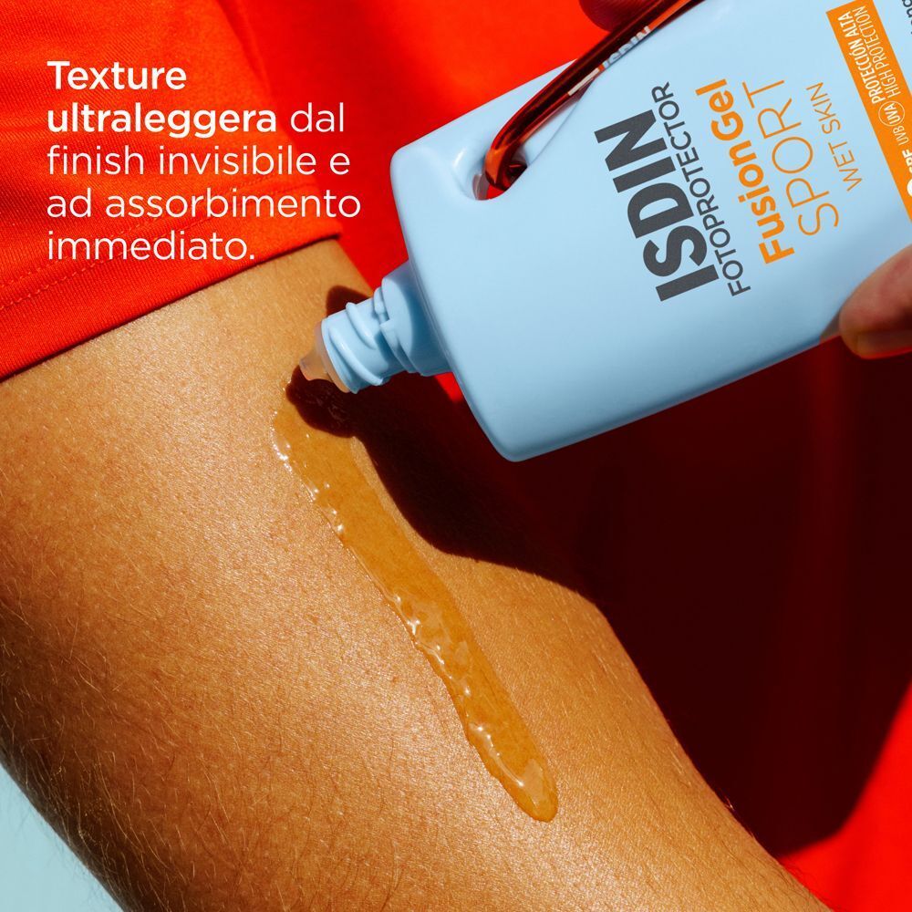 ISDIN Fotoprotector Fusion Gel Sport SPF 50 applicato sulla pelle, texture ultraleggera.