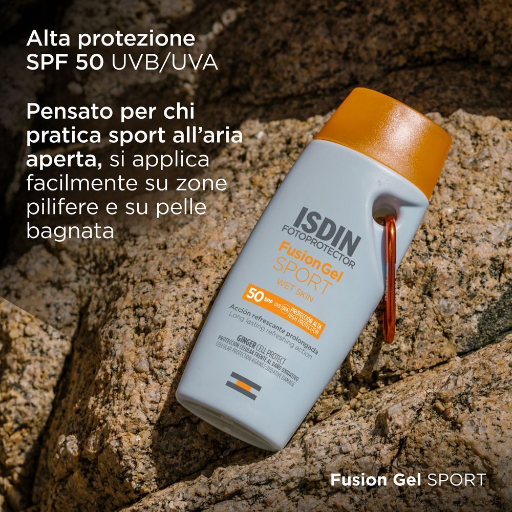 Flacone ISDIN Fotoprotector Fusion Gel Sport SPF 50 su rocce, alta protezione UVA/UVB.