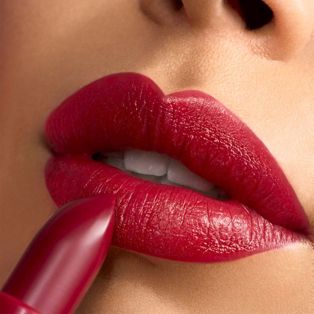 Primo piano di labbra truccate con un rossetto Astra Make-Up Lip Creamynal rosso.