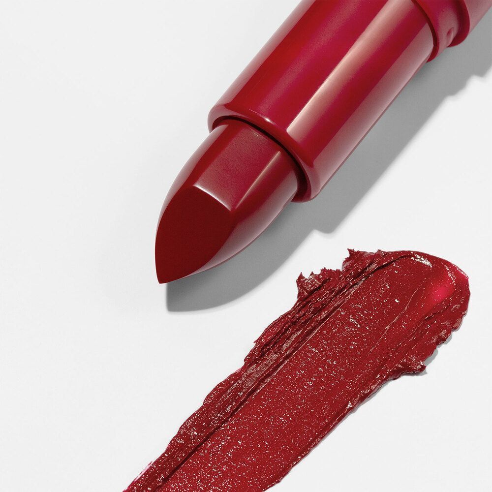 Un rossetto rosso e una striscia di colore.