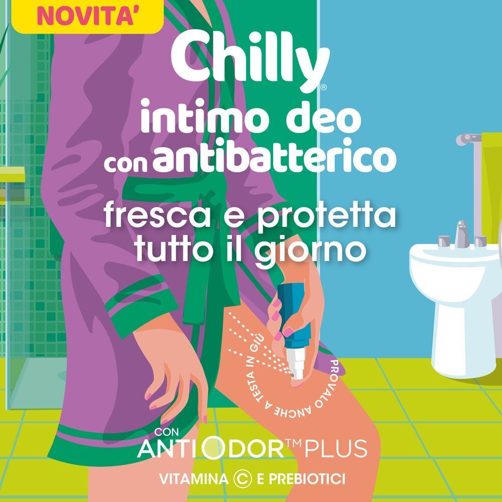 Una donna spruzza Chilly Intimo Deo antibatterico in un bagno.