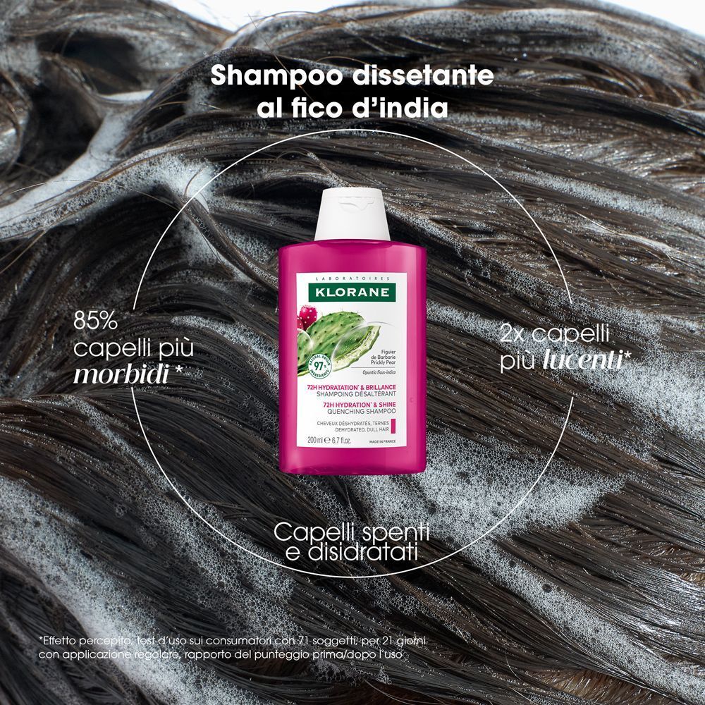 Shampoo Klorane in capelli schiumosi, promettendo idratazione e lucentezza.