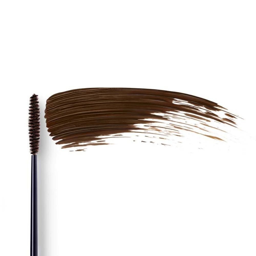 Una striscia di mascara marrone con il suo scovolino applicato.
