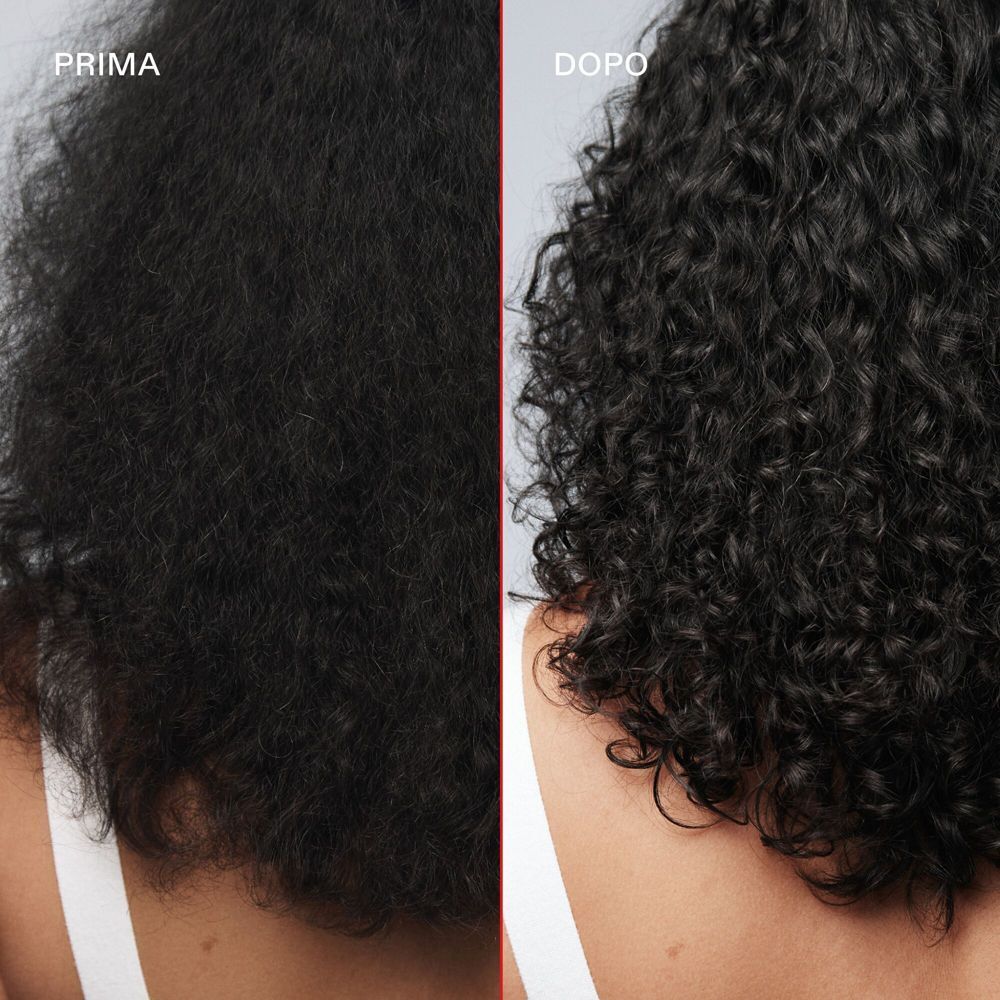 Confronto prima e dopo di capelli scuri e ricci, più definiti e lucenti.