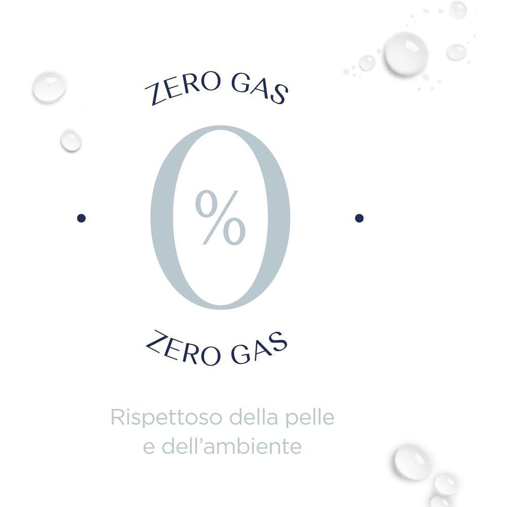 Simbolo '0% Zero Gas' su sfondo bianco con gocce d'acqua.