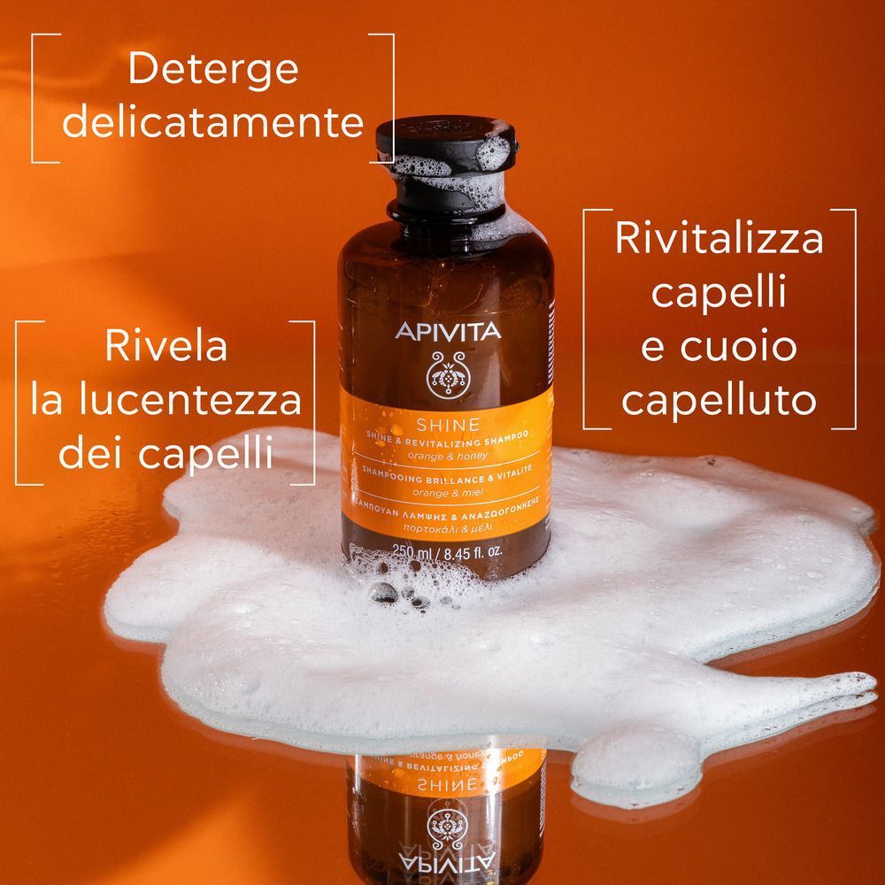 Shampoo APIVITA SHINE nella schiuma, deterge delicatamente e rivitalizza.