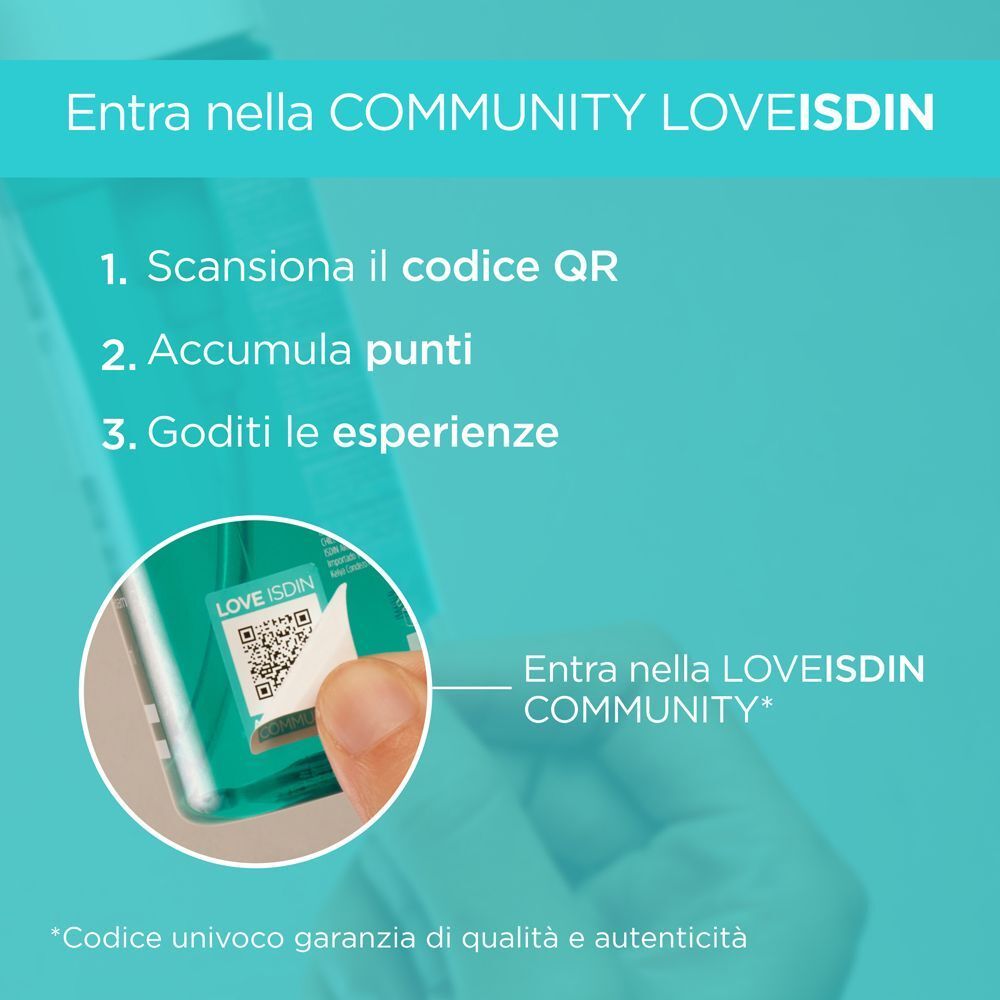 Primo piano di un codice QR su una bottiglia ISDIN. Testo in italiano sulla COMMUNITY LOVEISDIN.