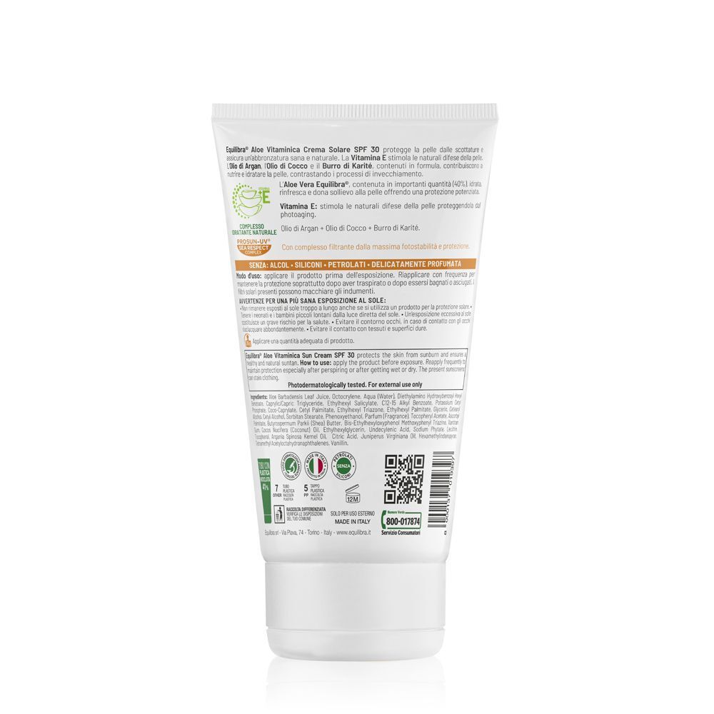 Retro di un tubo di crema solare Equilibra Aloe Vitaminica SPF 30 con ingredienti e certificazioni.