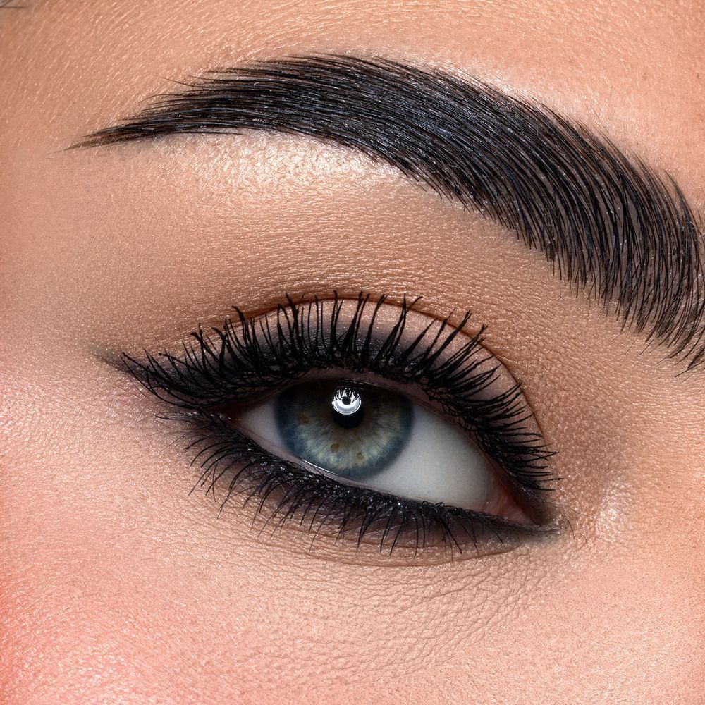 Primo piano di un occhio umano con eyeliner nero e mascara.
