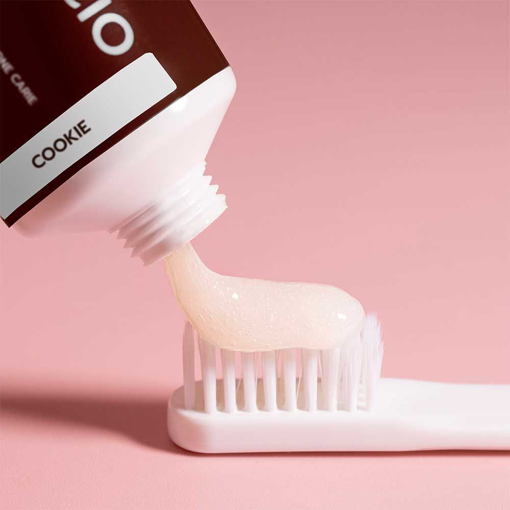 Dentifricio Geldis applicato su uno spazzolino.