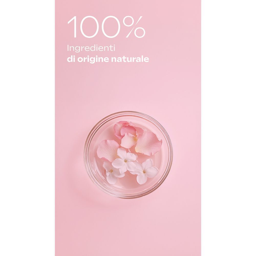 Ciotola con petali e fiori di rosa in acqua, 100% ingredienti di origine naturale.