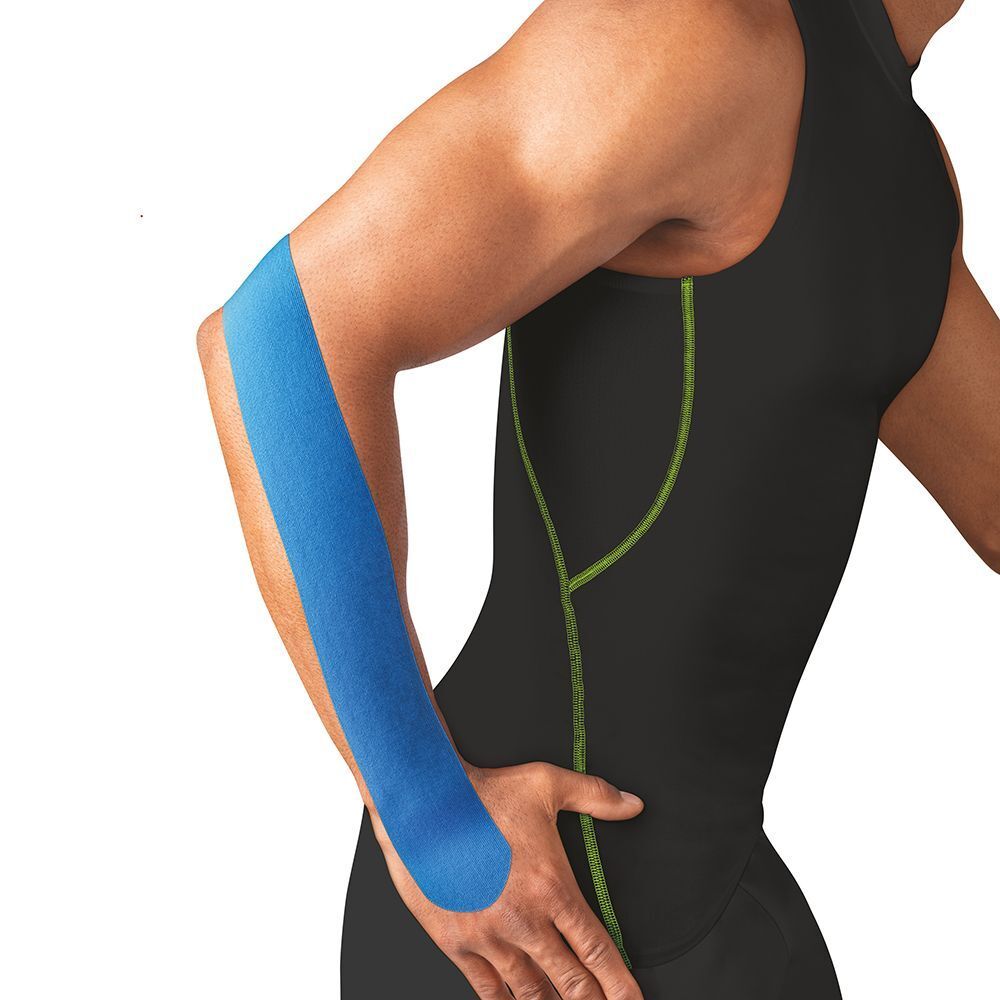 Un uomo con nastro kinesiologico Leukotape K blu applicato sull'avambraccio.