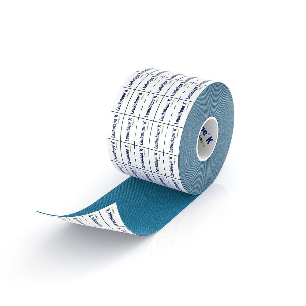Un rotolo di nastro kinesiologico Leukotape K blu, 2.5cm x 5m, con motivo stampato.