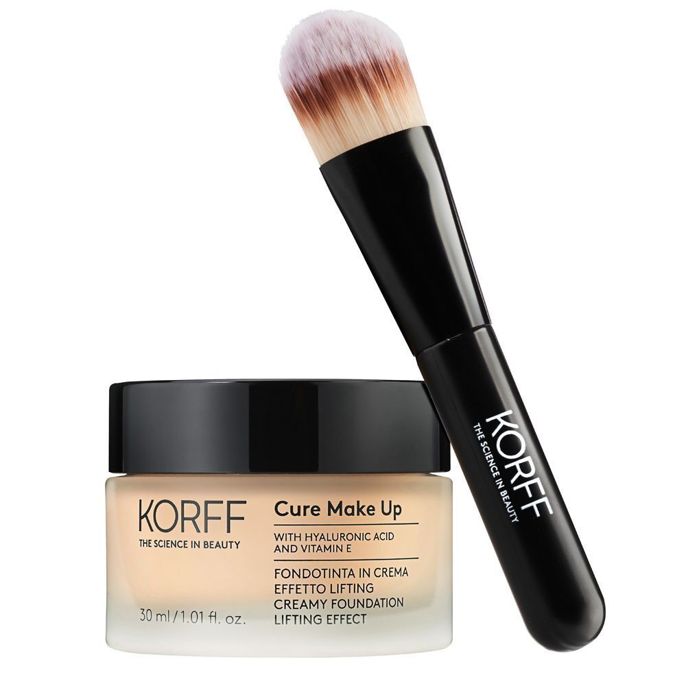 Fondotinta in crema KORFF Cure Make Up effetto lifting (30 ml) con pennello applicatore.