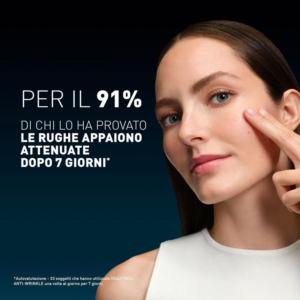Donna che si tocca la pelle, con testo sulla riduzione delle rughe dopo 7 giorni.