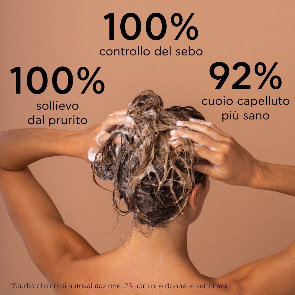 Donna si lava i capelli con shampoo APIVITA, 92% cuoio capelluto più sano.