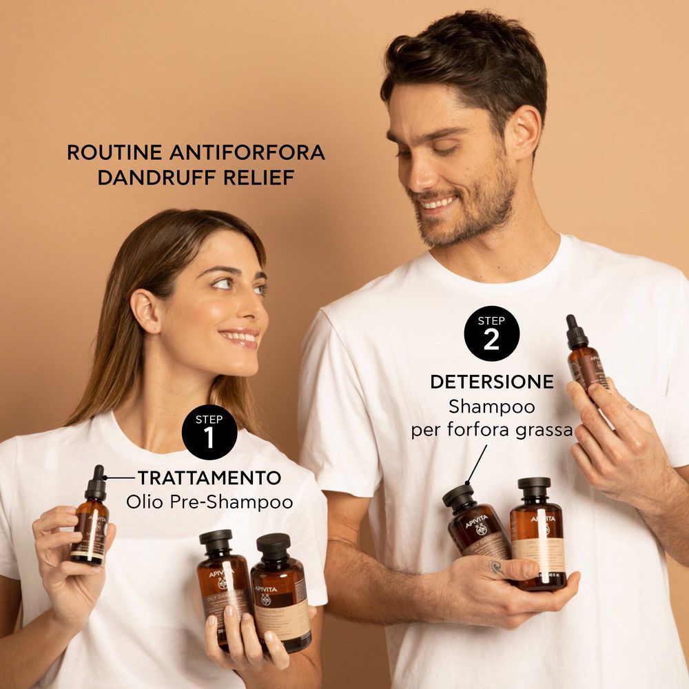 Coppia con routine antiforfora APIVITA: olio pre-shampoo e shampoo.