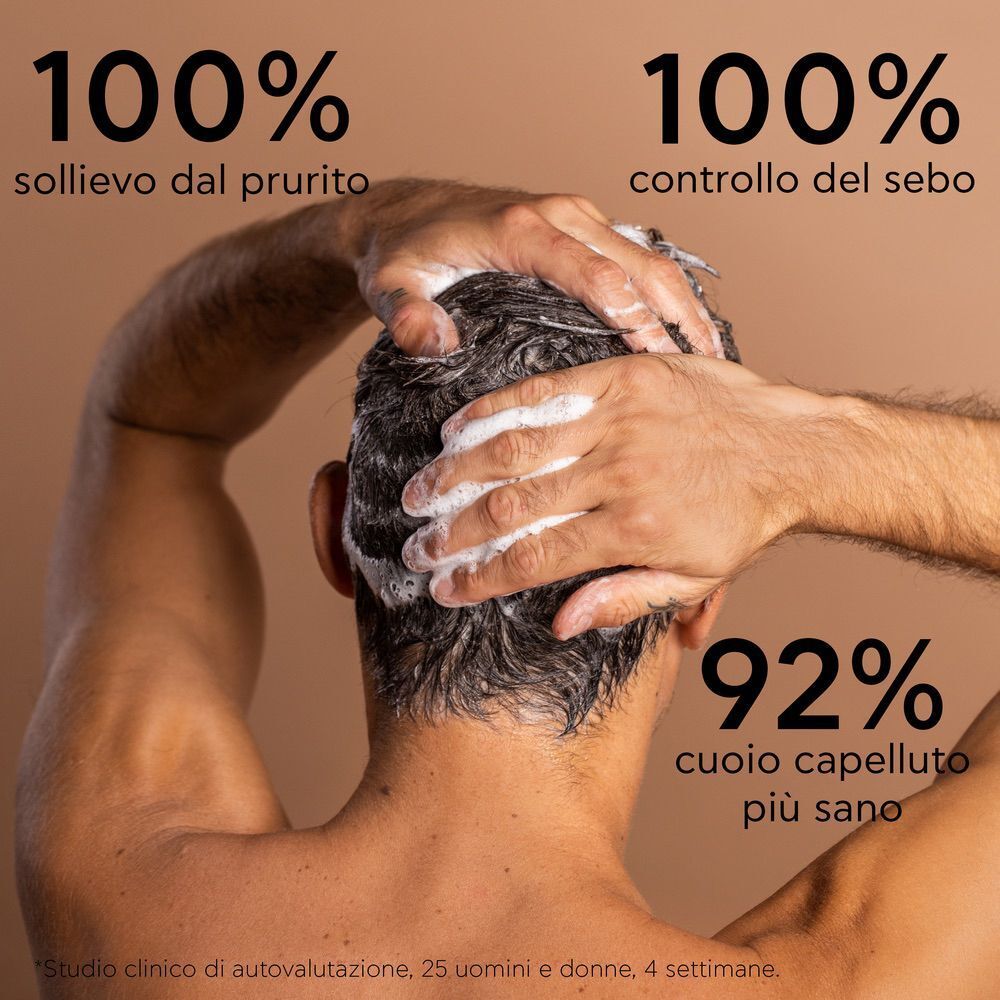 Uomo si lava i capelli con shampoo APIVITA, 100% sollievo dal prurito.
