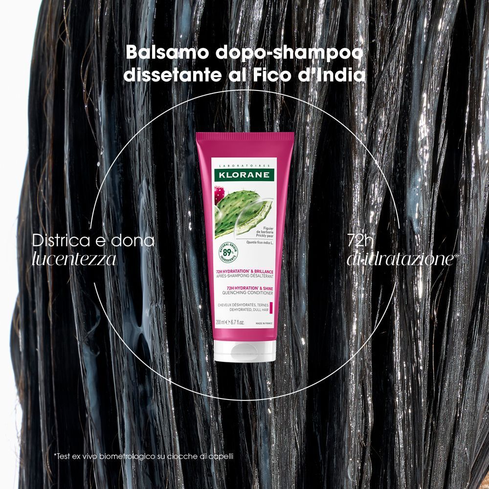 Tubo di Klorane Balsamo in uso su capelli scuri e bagnati. Mostra il tubo ed evidenzia 72h di idratazione e brillantezza.