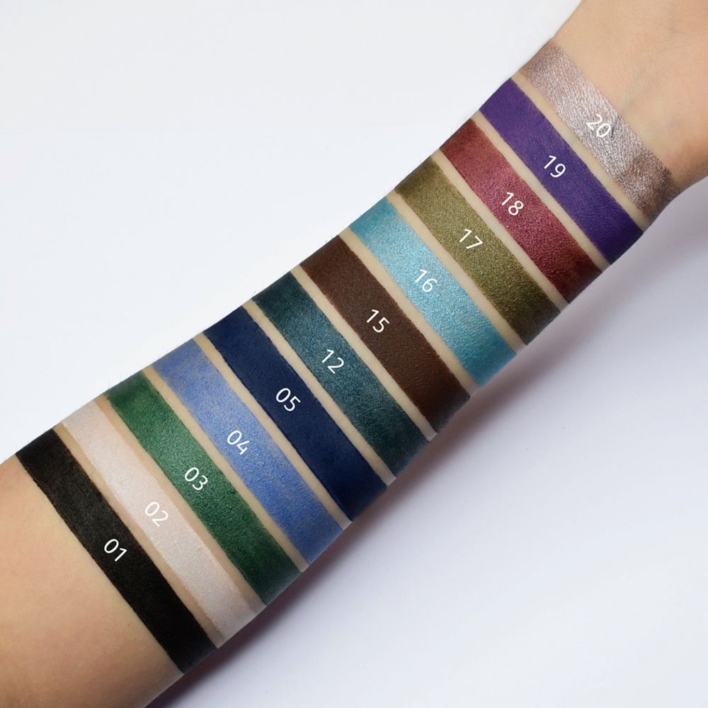 Braccio con 20 campioni di colore di matite eyeliner, numerati da 01 a 20.