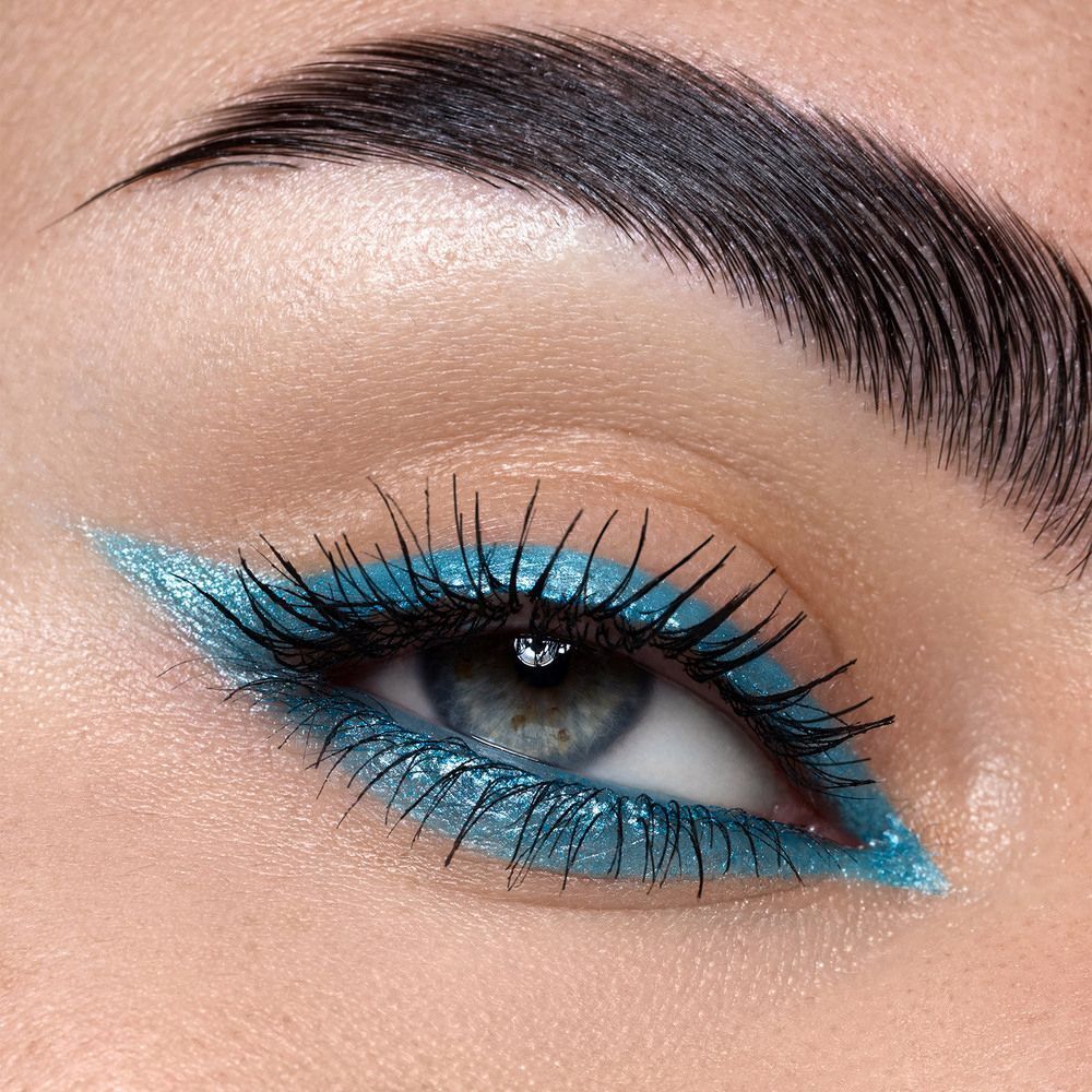 Un occhio con eyeliner blu Astra.