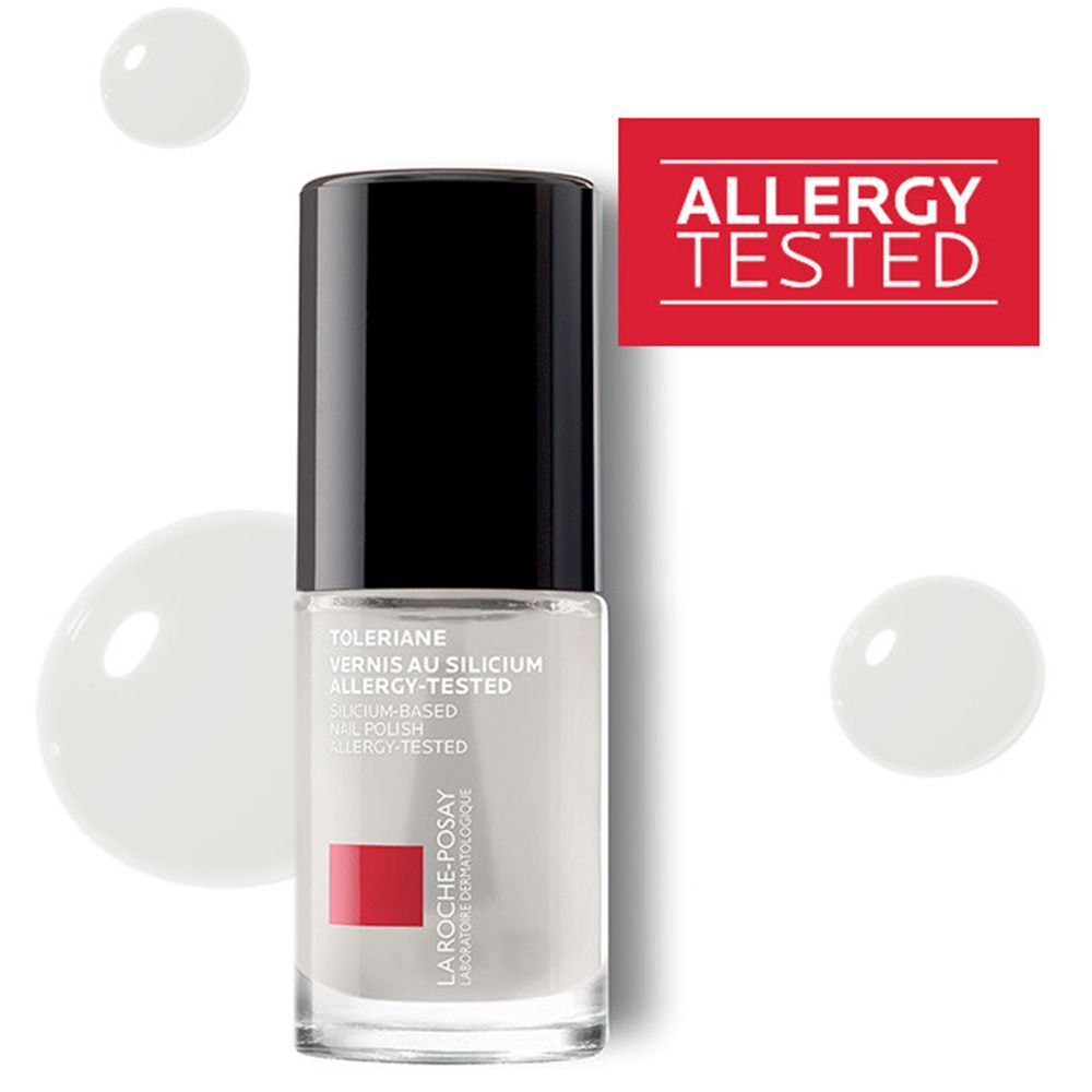 Flacone di smalto con tappo nero, logo quadrato rosso e sigillo "Allergy Tested". Gocce accanto.