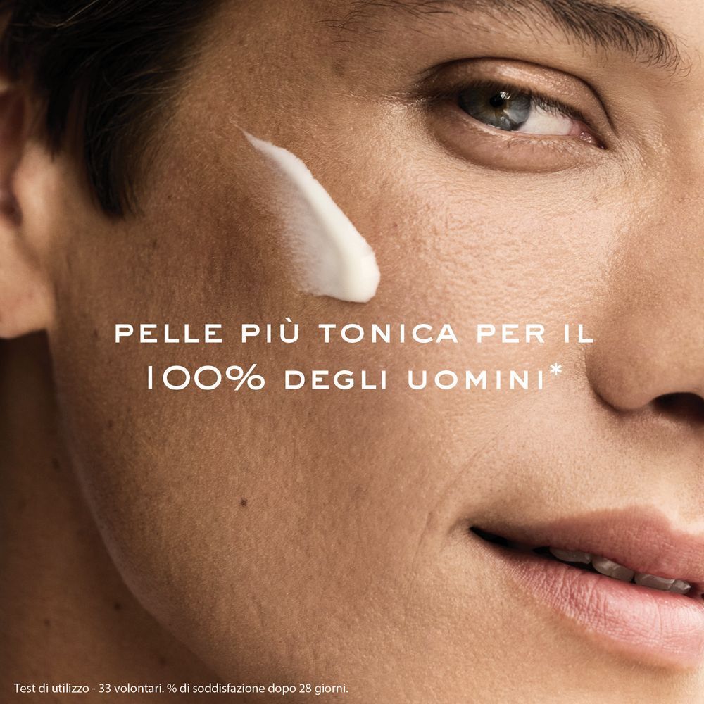 Crema sul viso di un uomo, testo: 'Pelle più tonica per il 100% degli uomini'.