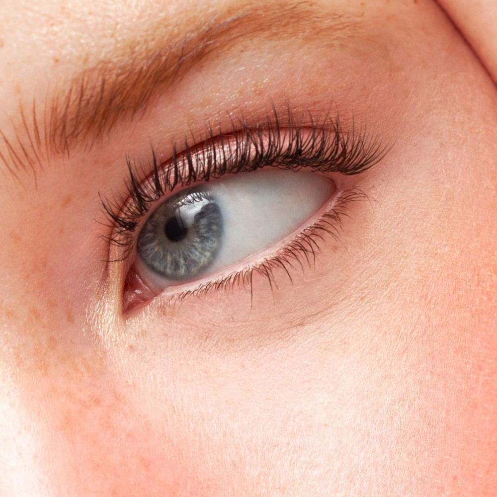 Primo piano di un occhio umano con mascara applicato sulle ciglia.
