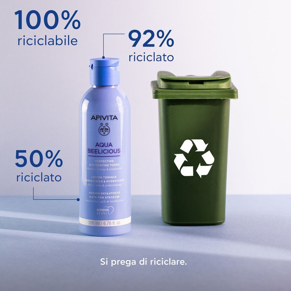 Tonico Apivita Aqua Beelicious accanto a un bidone di riciclaggio verde. 100% riciclabile.