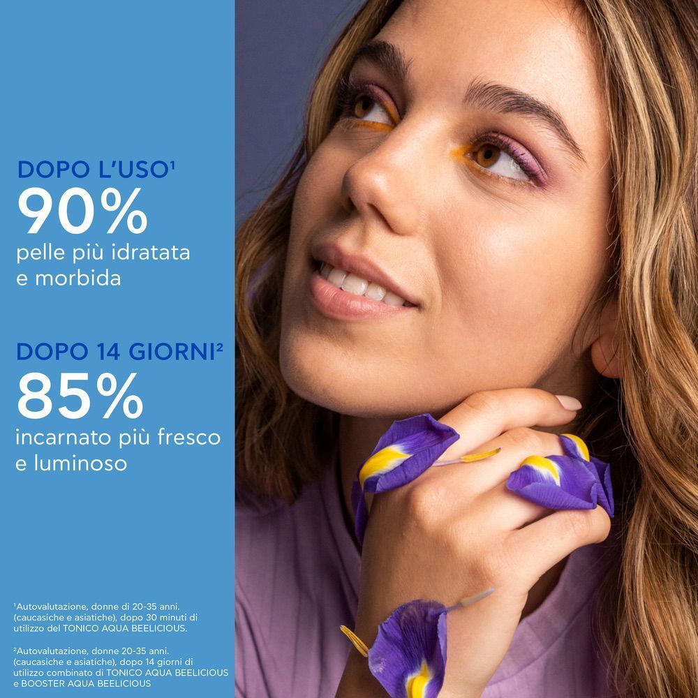 Donna con trucco e petali di fiori che mostrano l'effetto del tonico.