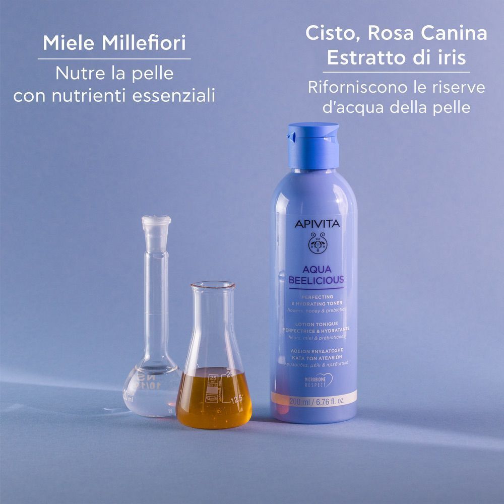 Tonico Apivita Aqua Beelicious con miele ed estratti di iris in becher.