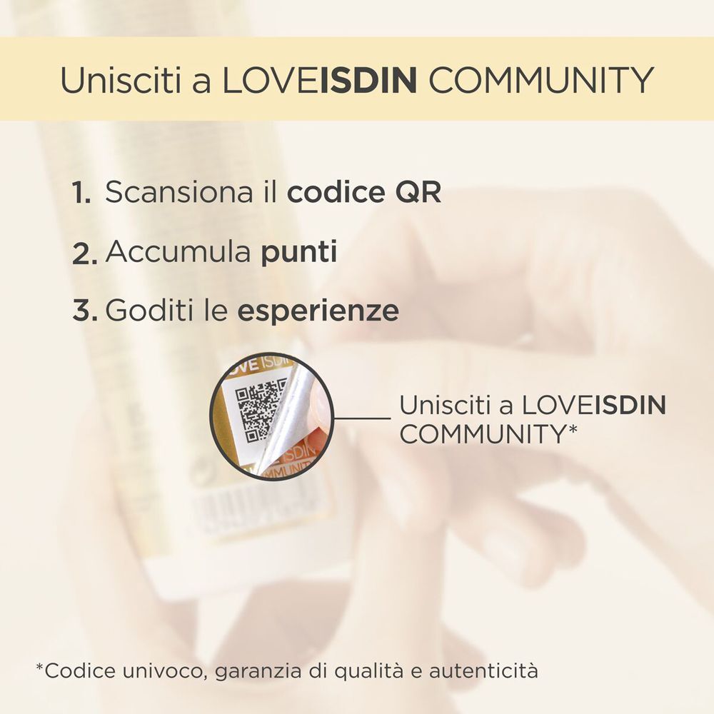 Mano che scansiona un codice QR su un tubo dorato ISDIN Isdinceutics. Testo in italiano.
