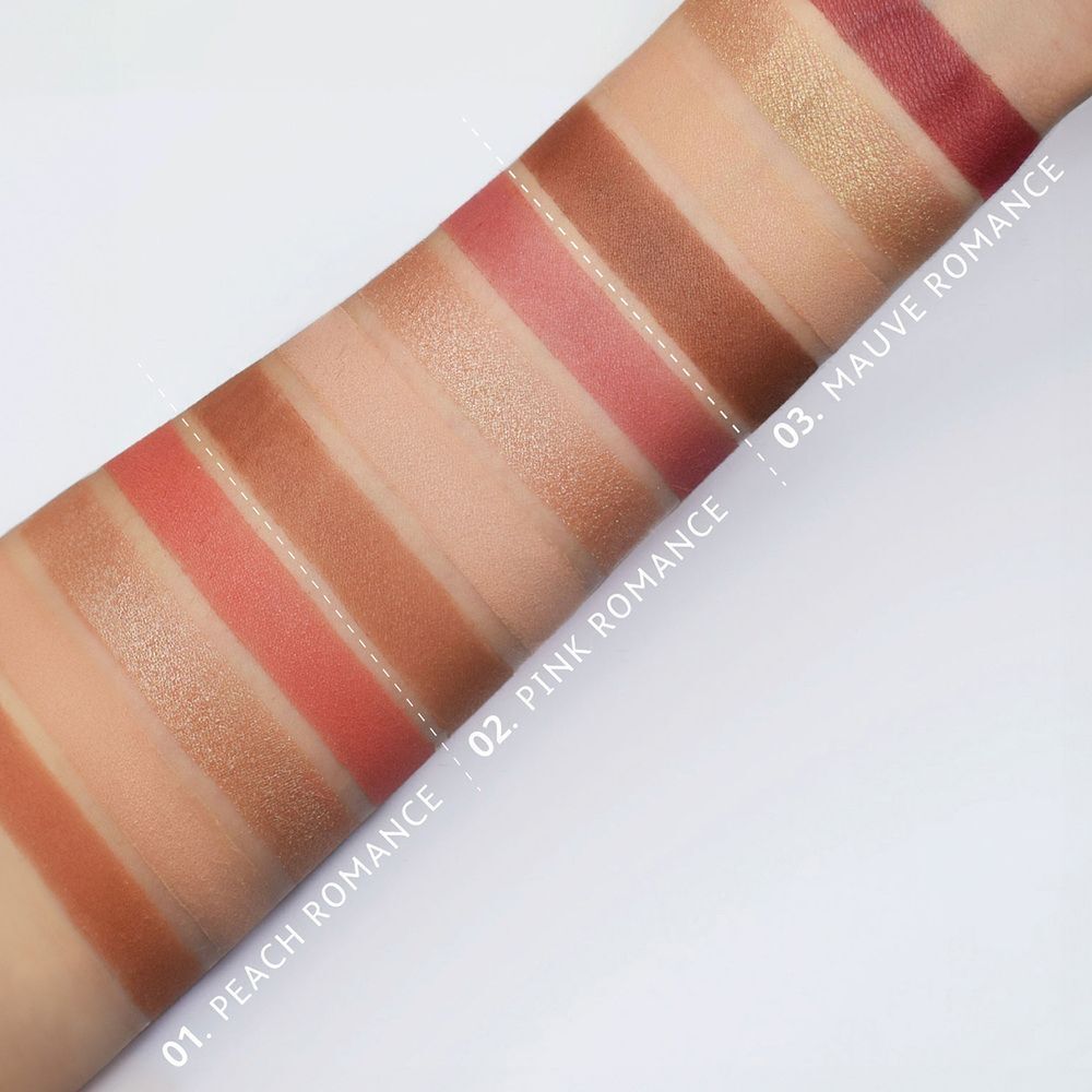 Braccio con swatch della palette Astra Make-Up Romance: bronzer, highlighter e blush in varie tonalità.