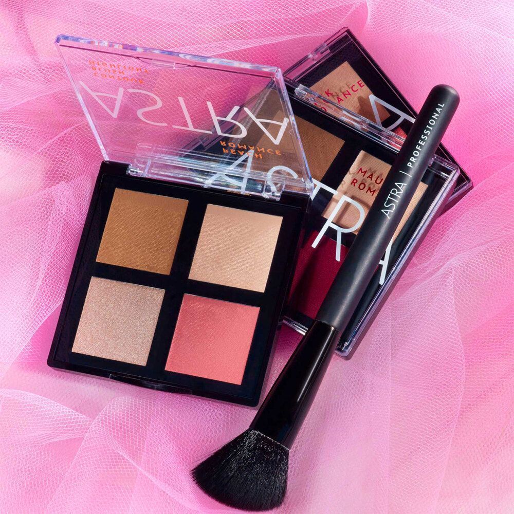 Palette Astra Make-Up Romance con quattro scomparti in polvere e un pennello su tulle rosa.