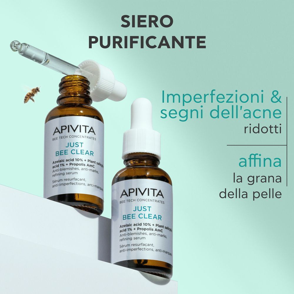 Due flaconi di siero Apivita Just Bee Clear, uno con pipetta, simbolo ape. Testo: 'Siero Purificante'.