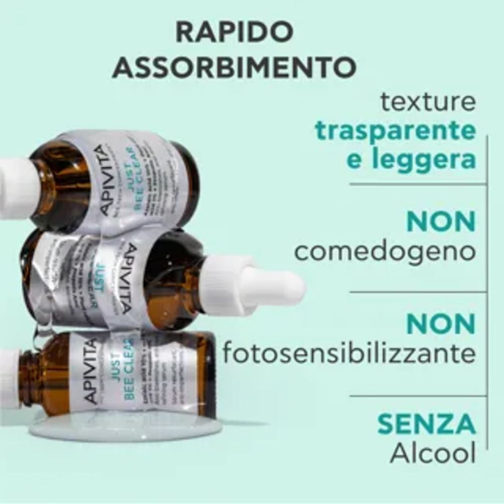 Flaconi impilati di siero Apivita Just Bee Clear. Testo: 'Rapido Assorbimento', 'Texture trasparente e leggera'.