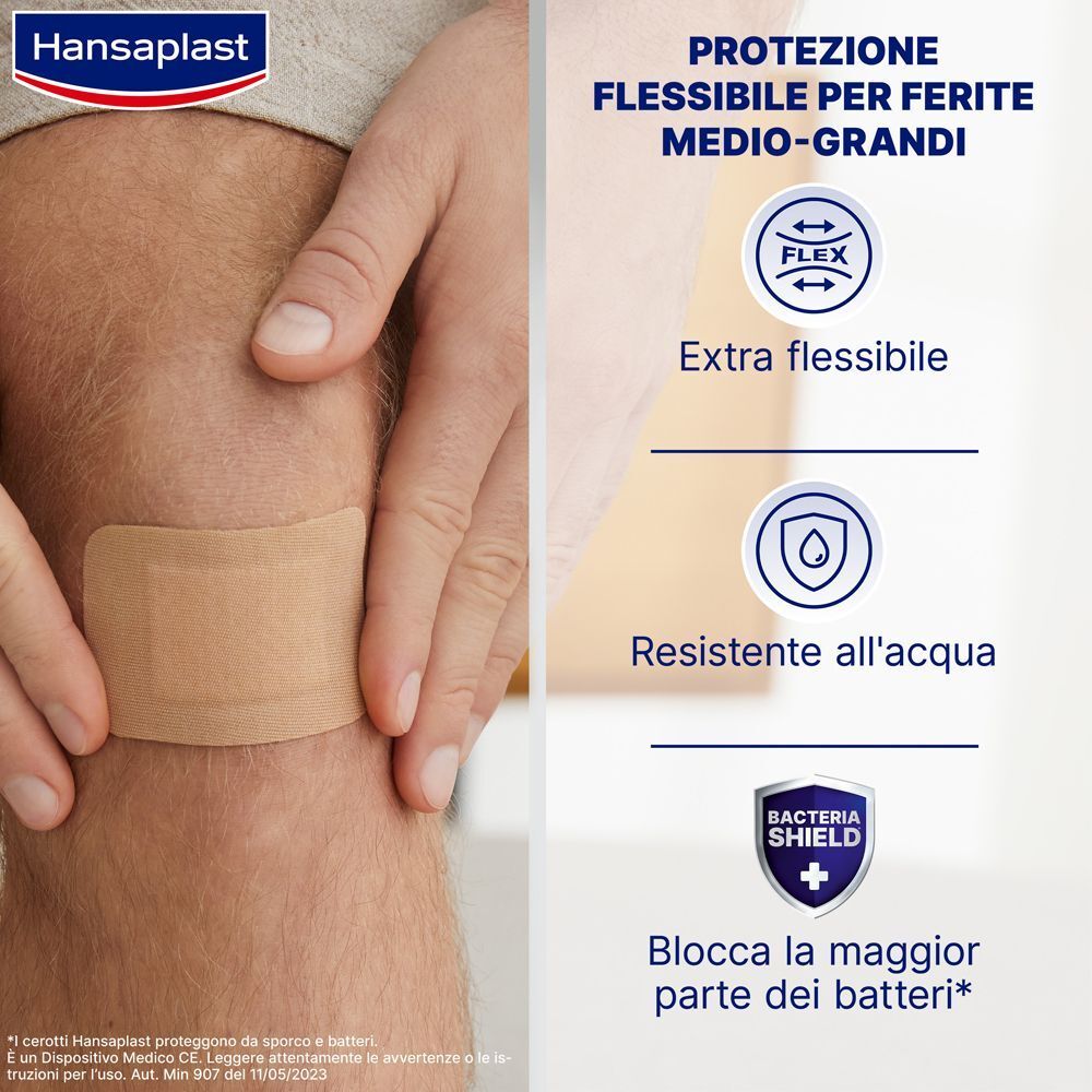 Cerotto Hansaplast su un ginocchio: flessibile, impermeabile, protegge da sporco e batteri.