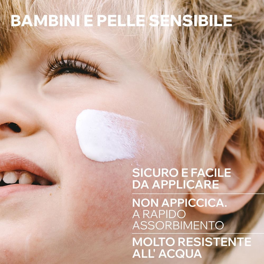 Primo piano di un bambino con crema solare sulla guancia. Sicuro e facile da applicare.