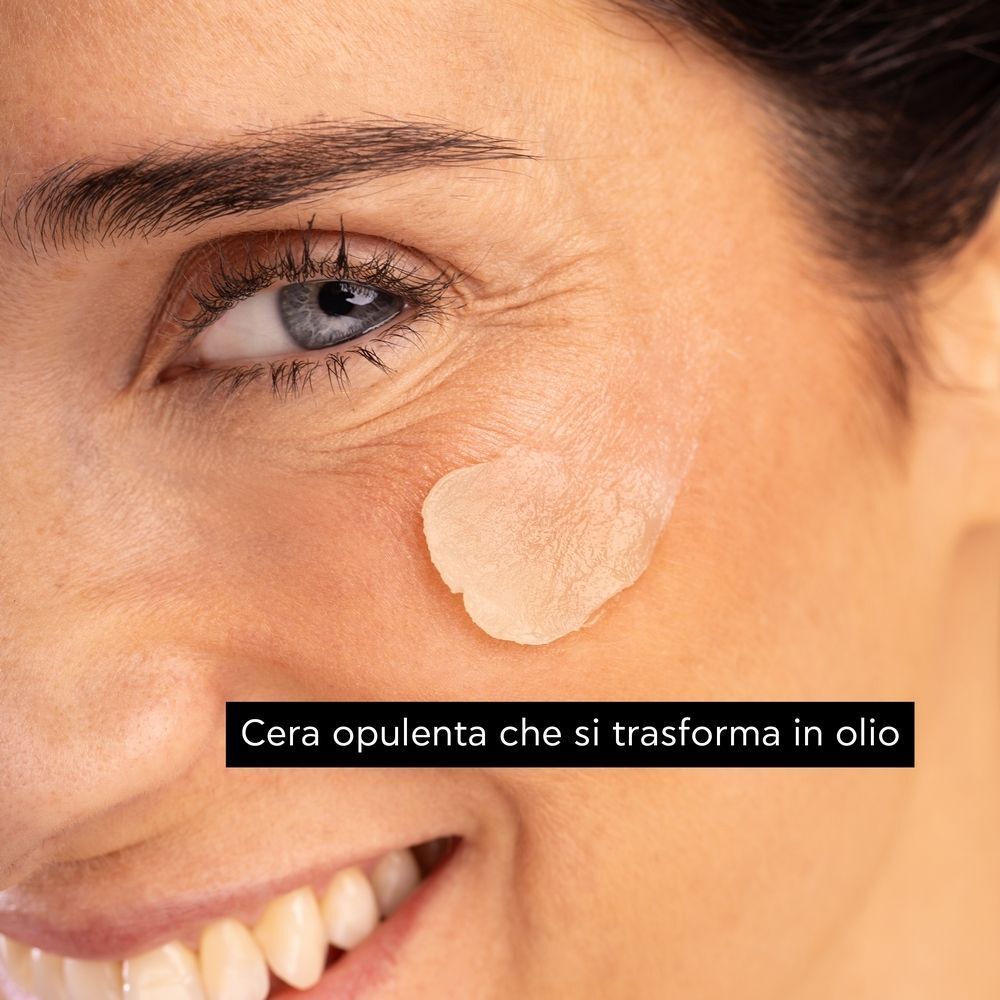 Apivita Beessentials Oils Balsamo Notte accanto a un bidone per il riciclo.