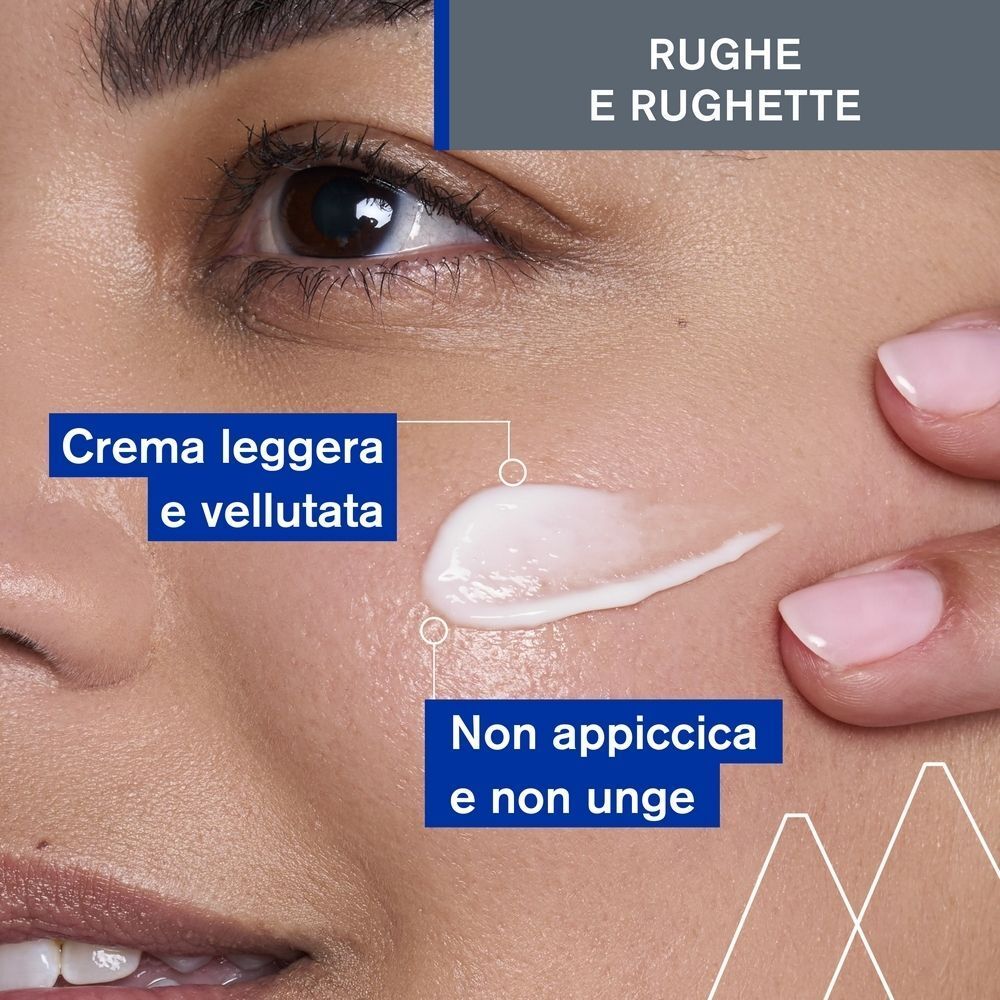 Una donna applica una crema notte leggera e vellutata, non appiccicosa e non untuosa.